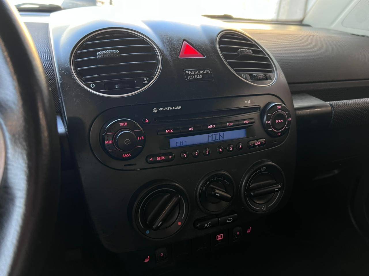 VOLKSWAGEN NEW BEETLE