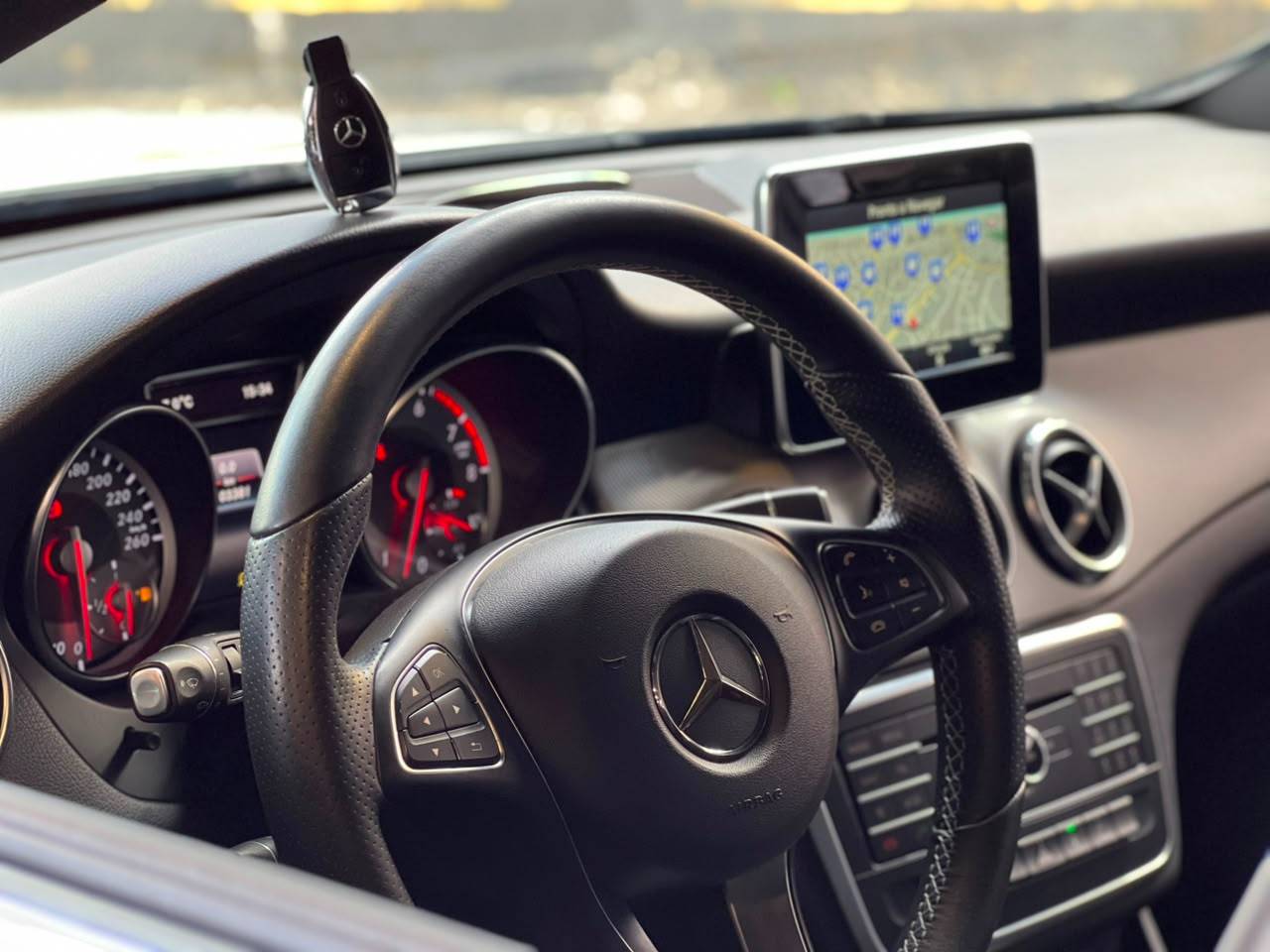MERCEDES-BENZ GLA 200