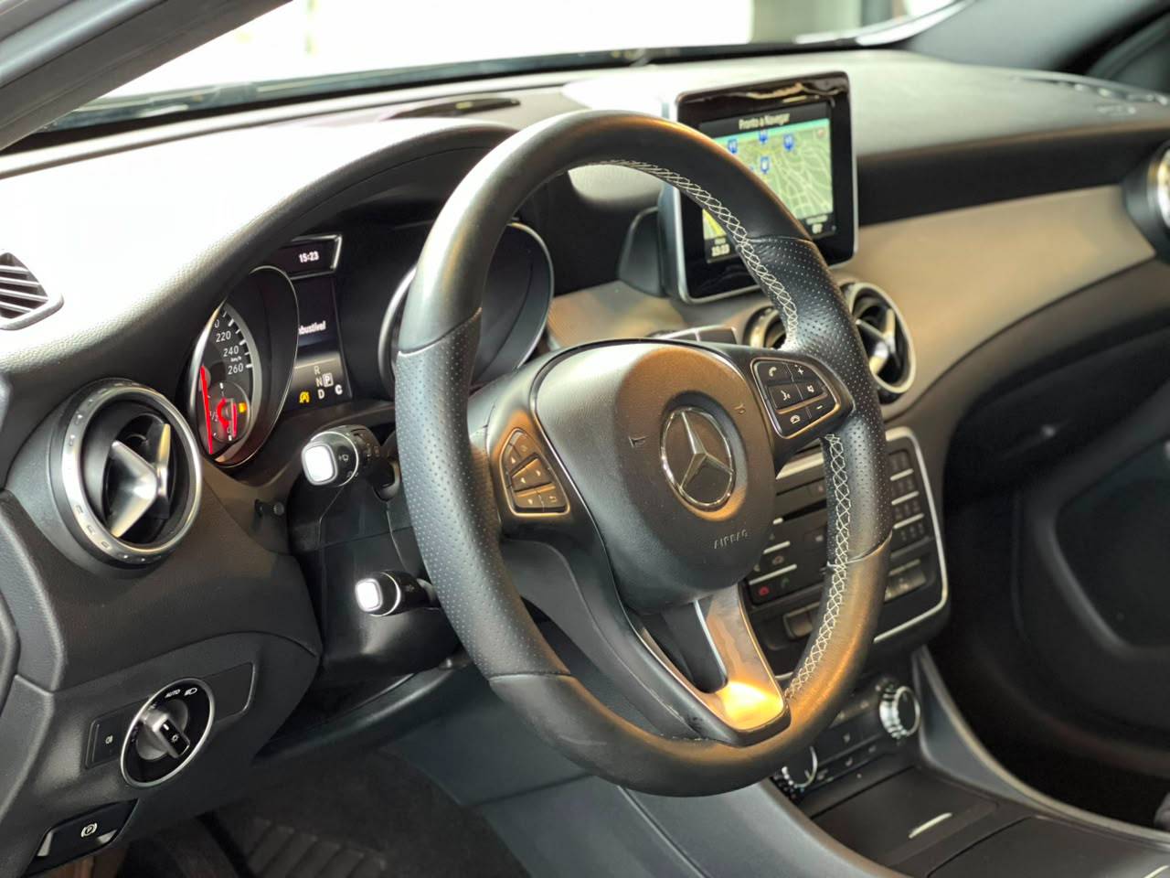 MERCEDES-BENZ GLA 200