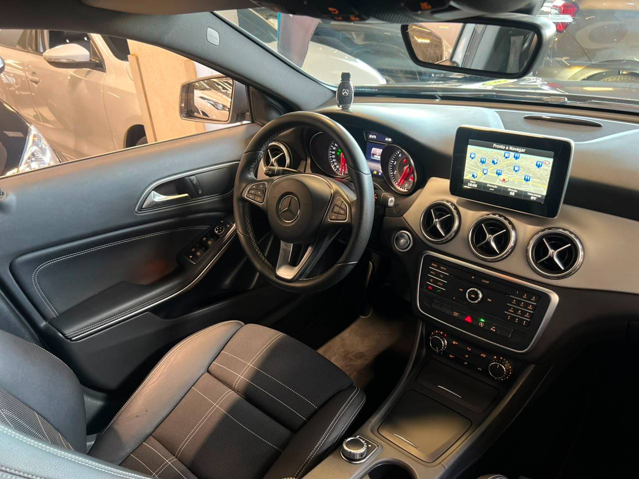 MERCEDES-BENZ GLA 200