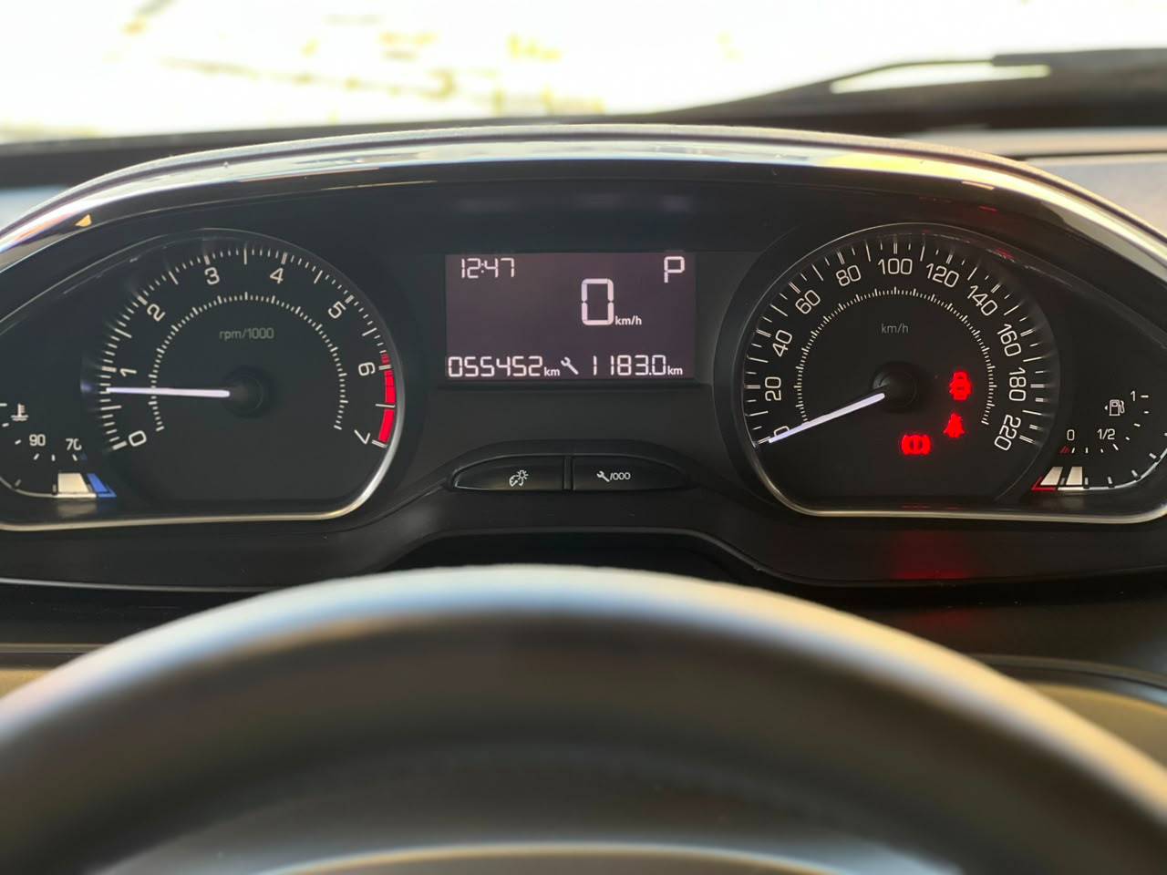PEUGEOT 208