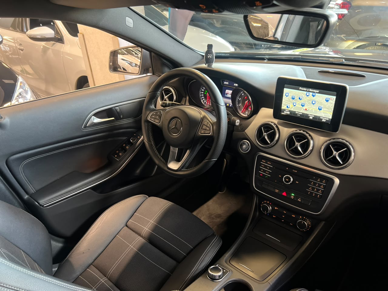 MERCEDES-BENZ GLA 200