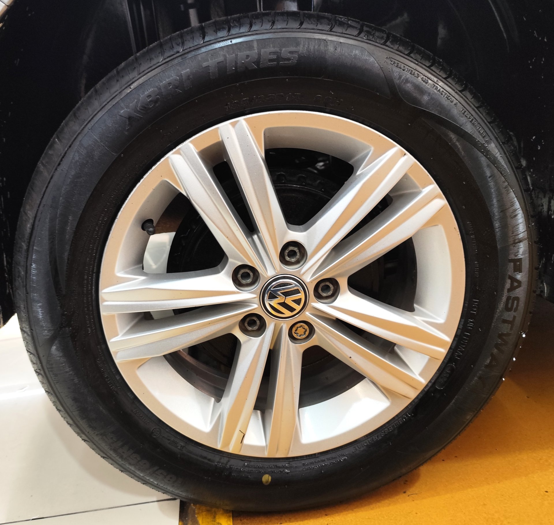 VOLKSWAGEN POLO