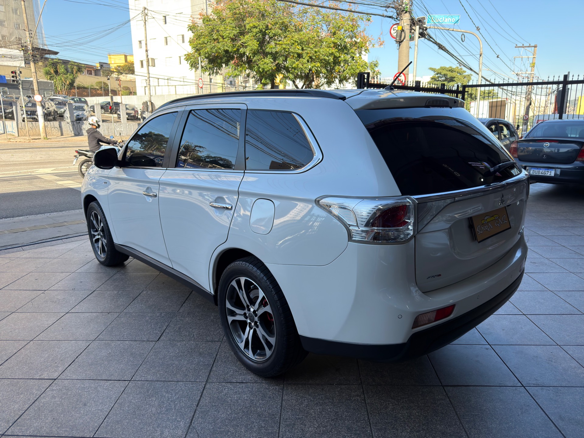 MITSUBISHI OUTLANDER