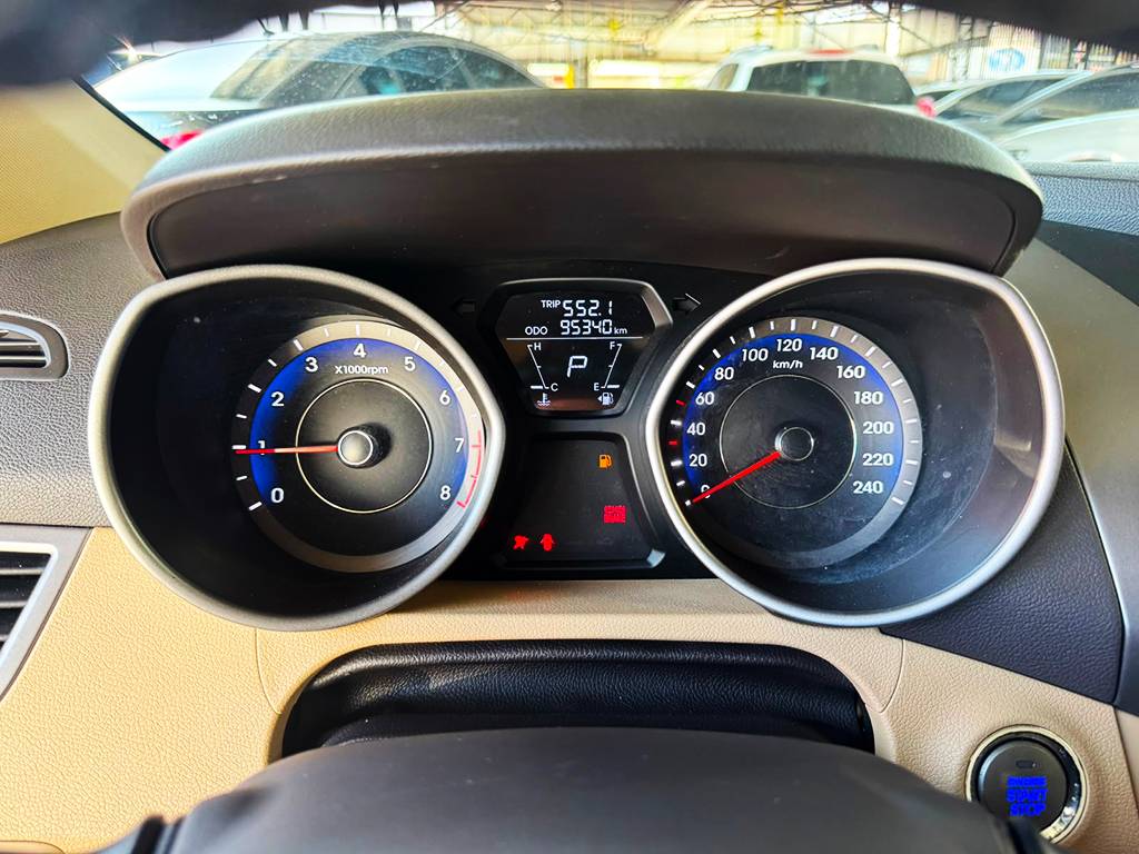 HYUNDAI ELANTRA