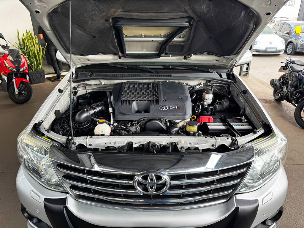 TOYOTA HILUX SW4