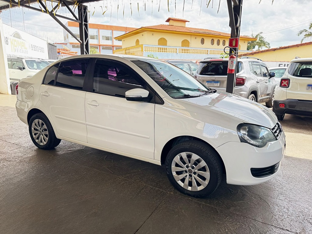 VOLKSWAGEN POLO SEDAN