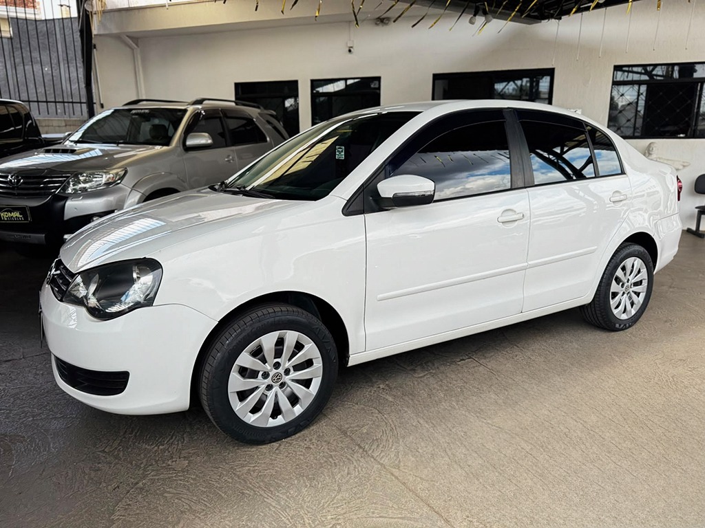 VOLKSWAGEN POLO SEDAN