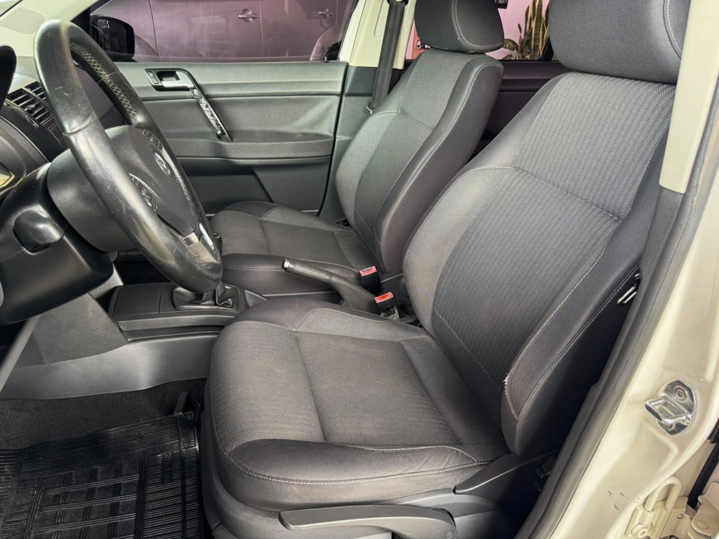 VOLKSWAGEN POLO SEDAN