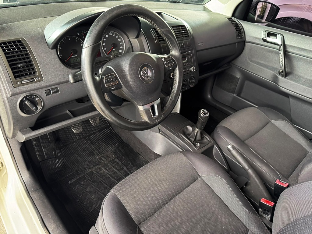 VOLKSWAGEN POLO SEDAN