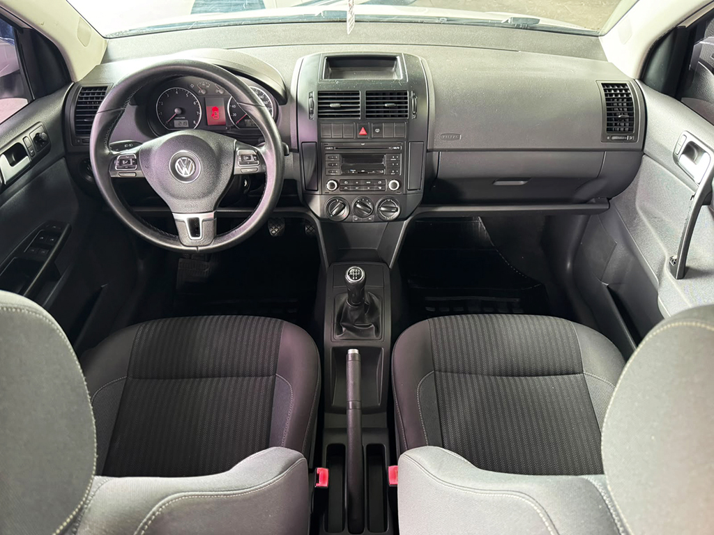 VOLKSWAGEN POLO SEDAN