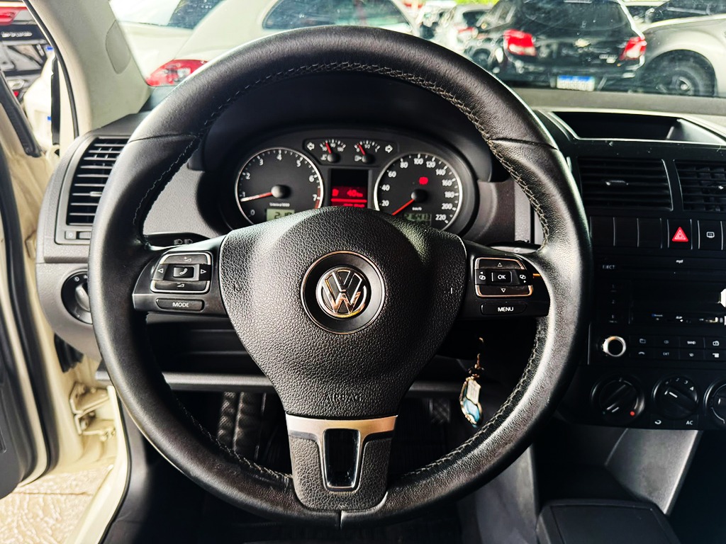 VOLKSWAGEN POLO SEDAN