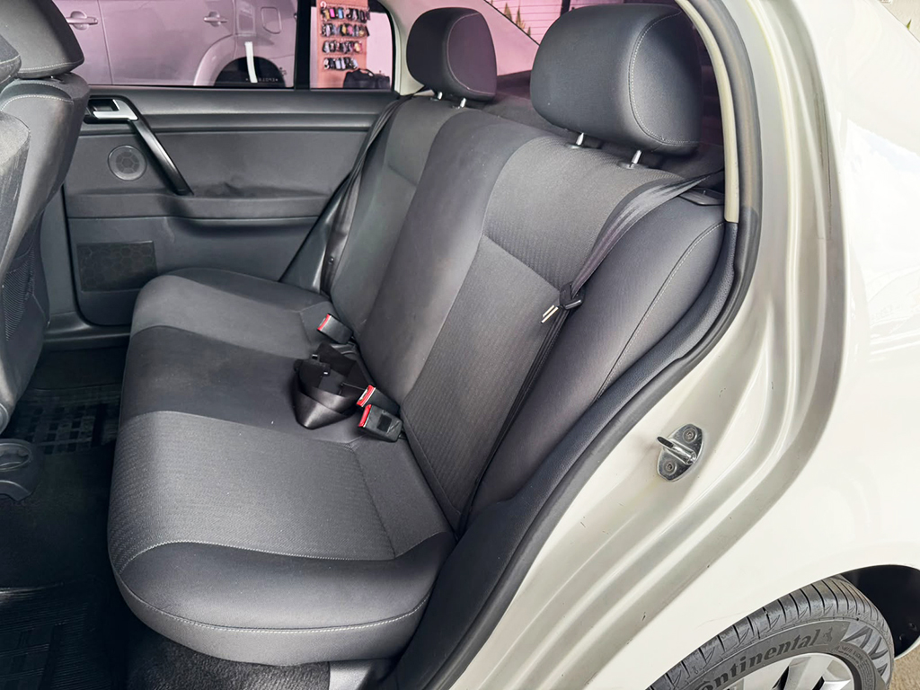 VOLKSWAGEN POLO SEDAN
