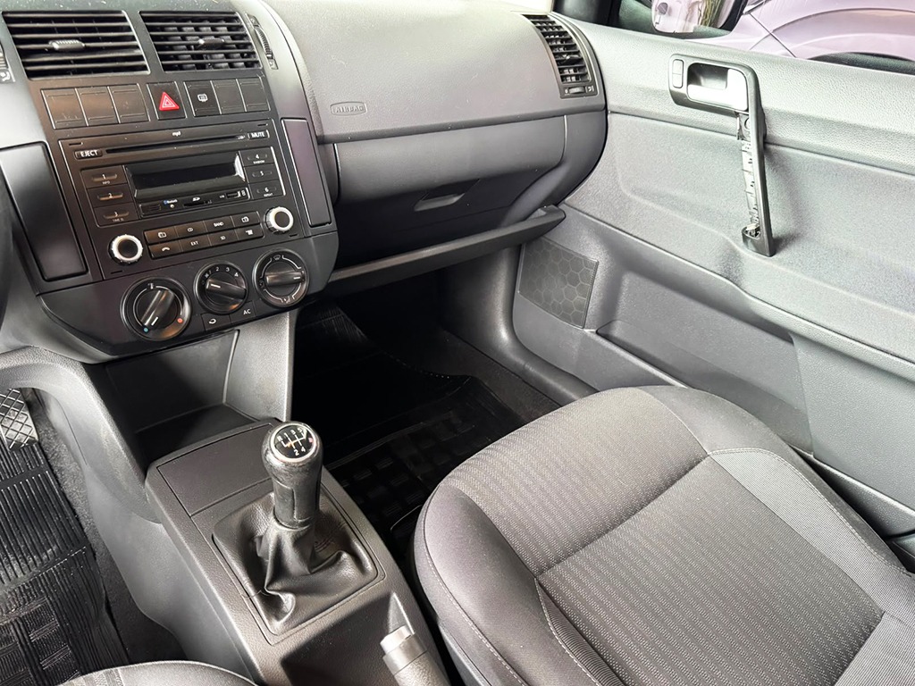 VOLKSWAGEN POLO SEDAN
