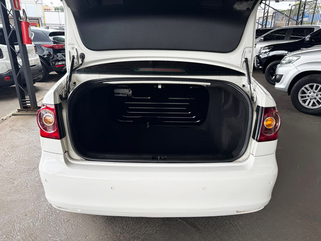 VOLKSWAGEN POLO SEDAN