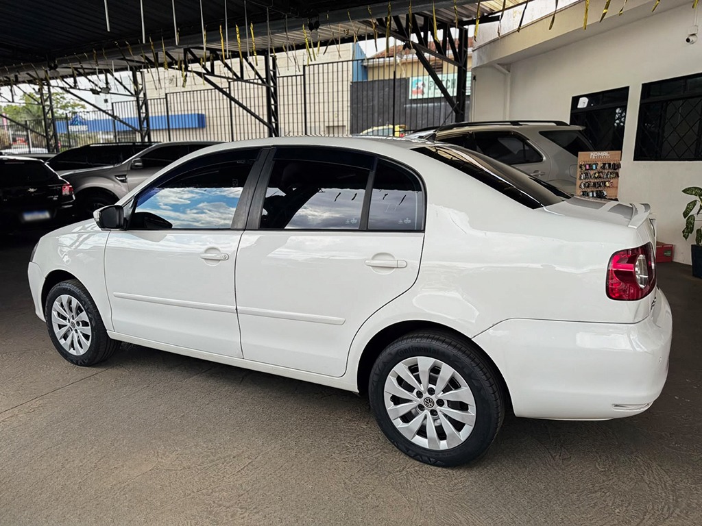 VOLKSWAGEN POLO SEDAN