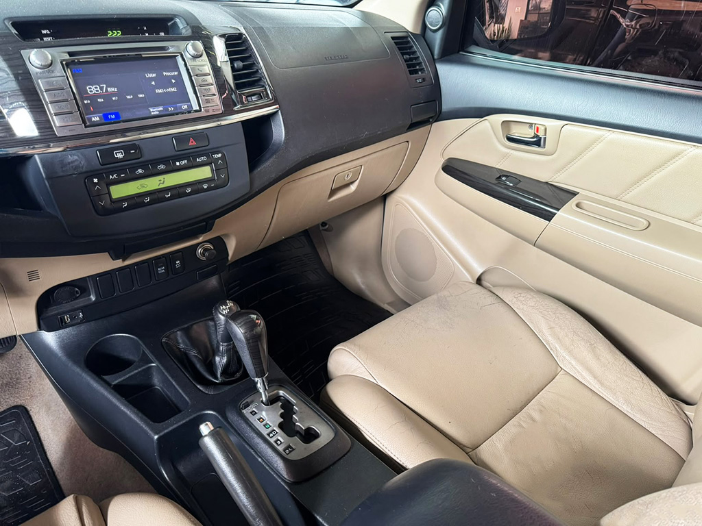 TOYOTA HILUX SW4