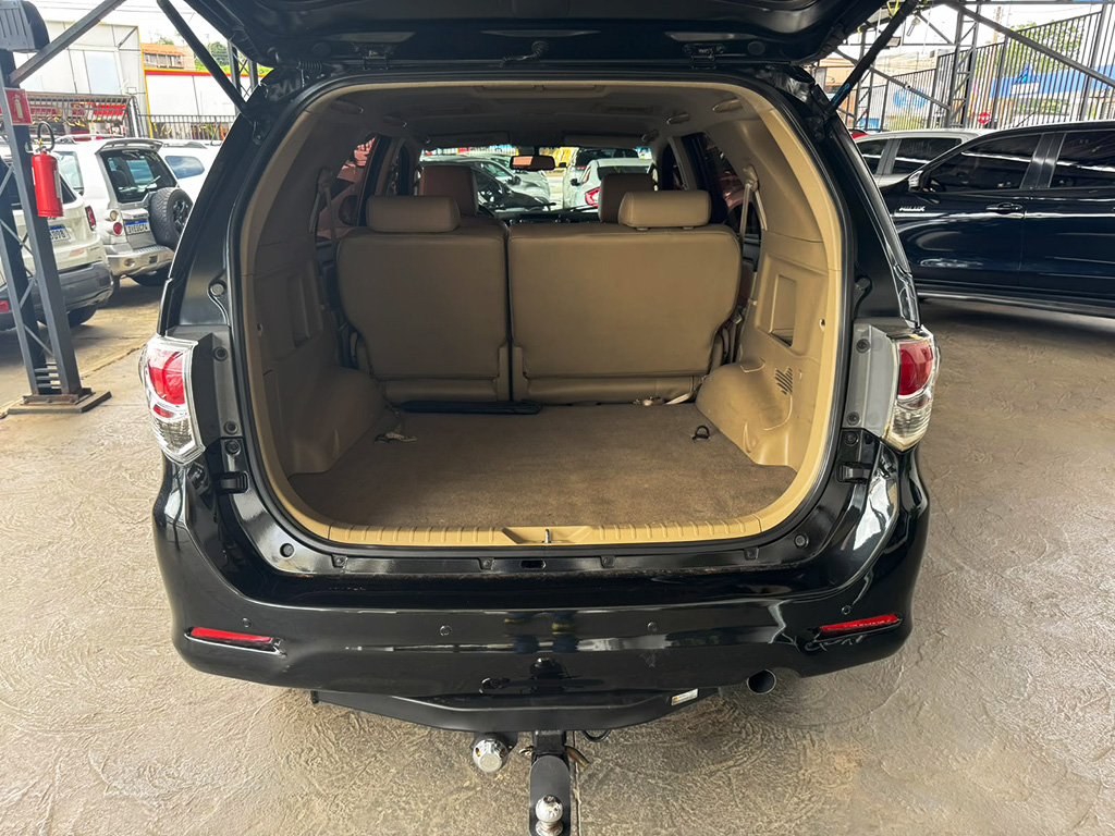 TOYOTA HILUX SW4