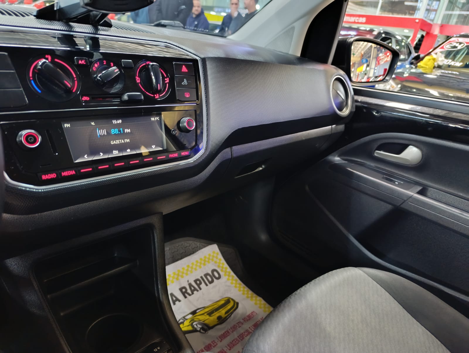 VOLKSWAGEN UP
