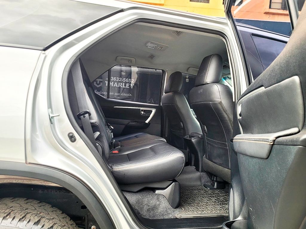 TOYOTA HILUX SW4