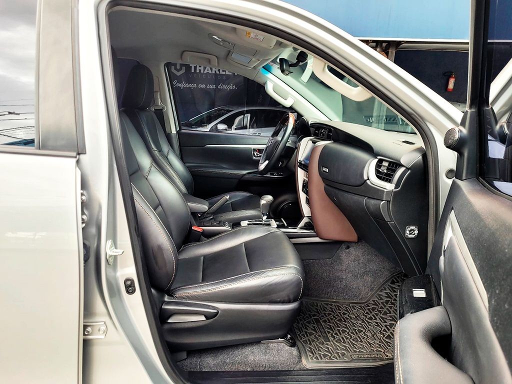 TOYOTA HILUX SW4