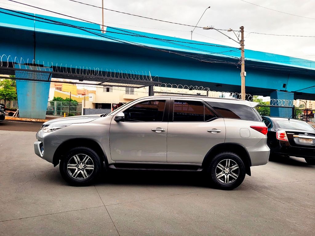 TOYOTA HILUX SW4
