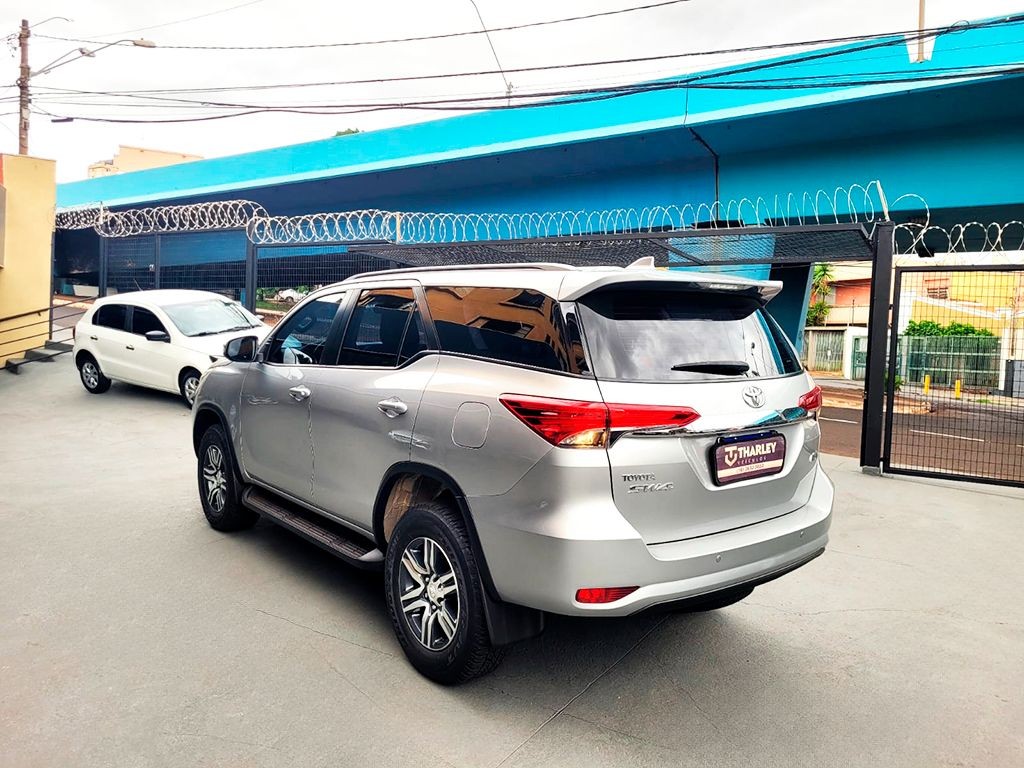 TOYOTA HILUX SW4