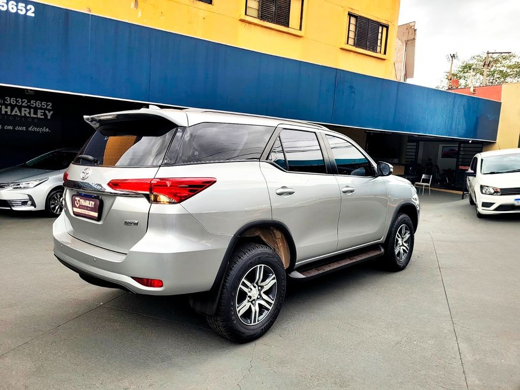 TOYOTA HILUX SW4