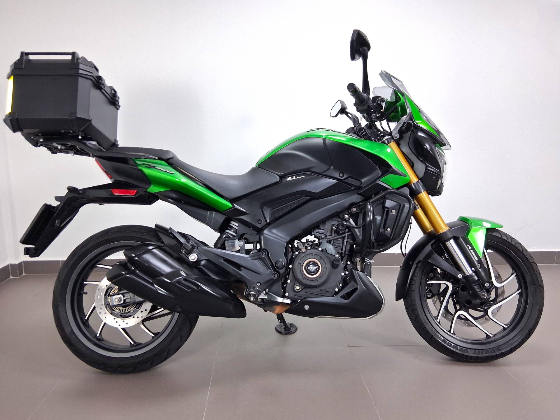 BAJAJ DOMINAR 400