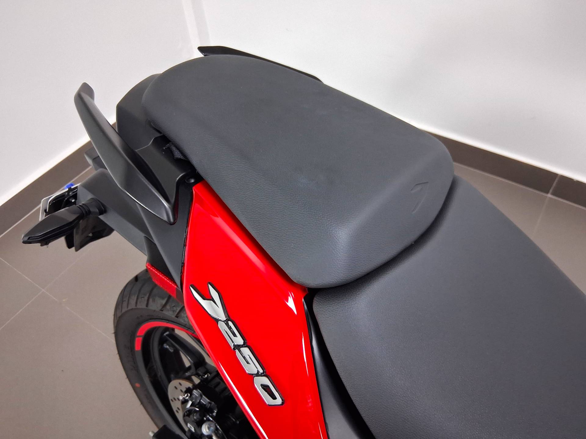 BAJAJ DOMINAR 250