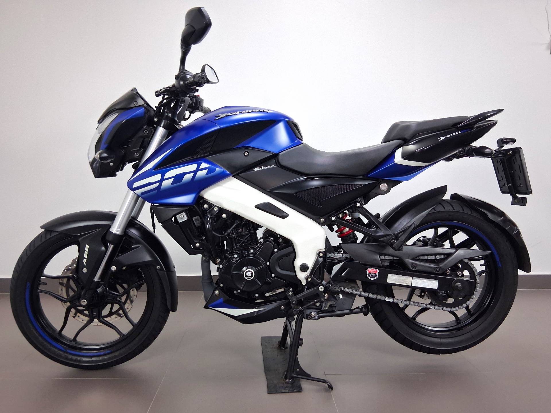 BAJAJ DOMINAR 200