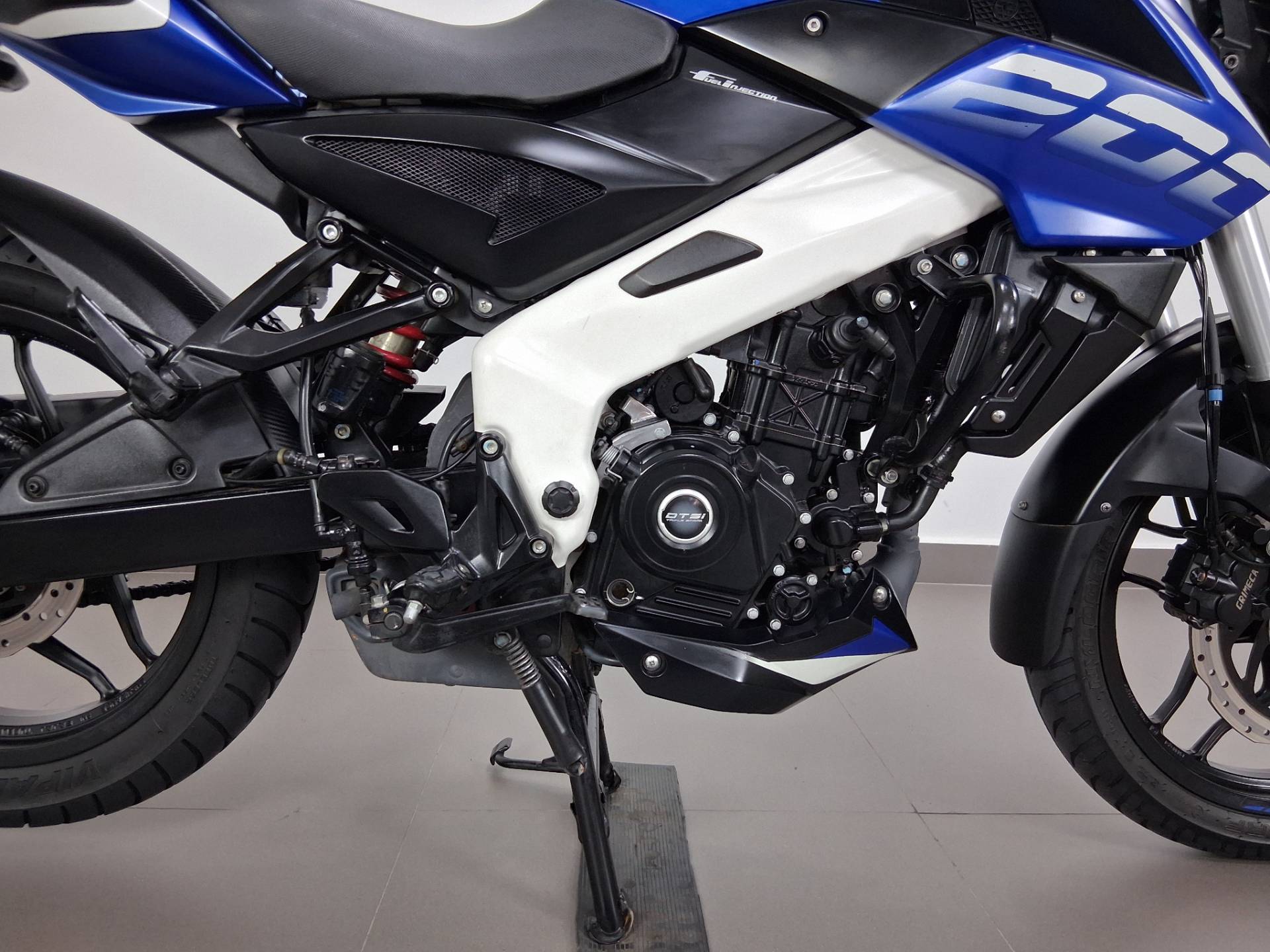 BAJAJ DOMINAR 200