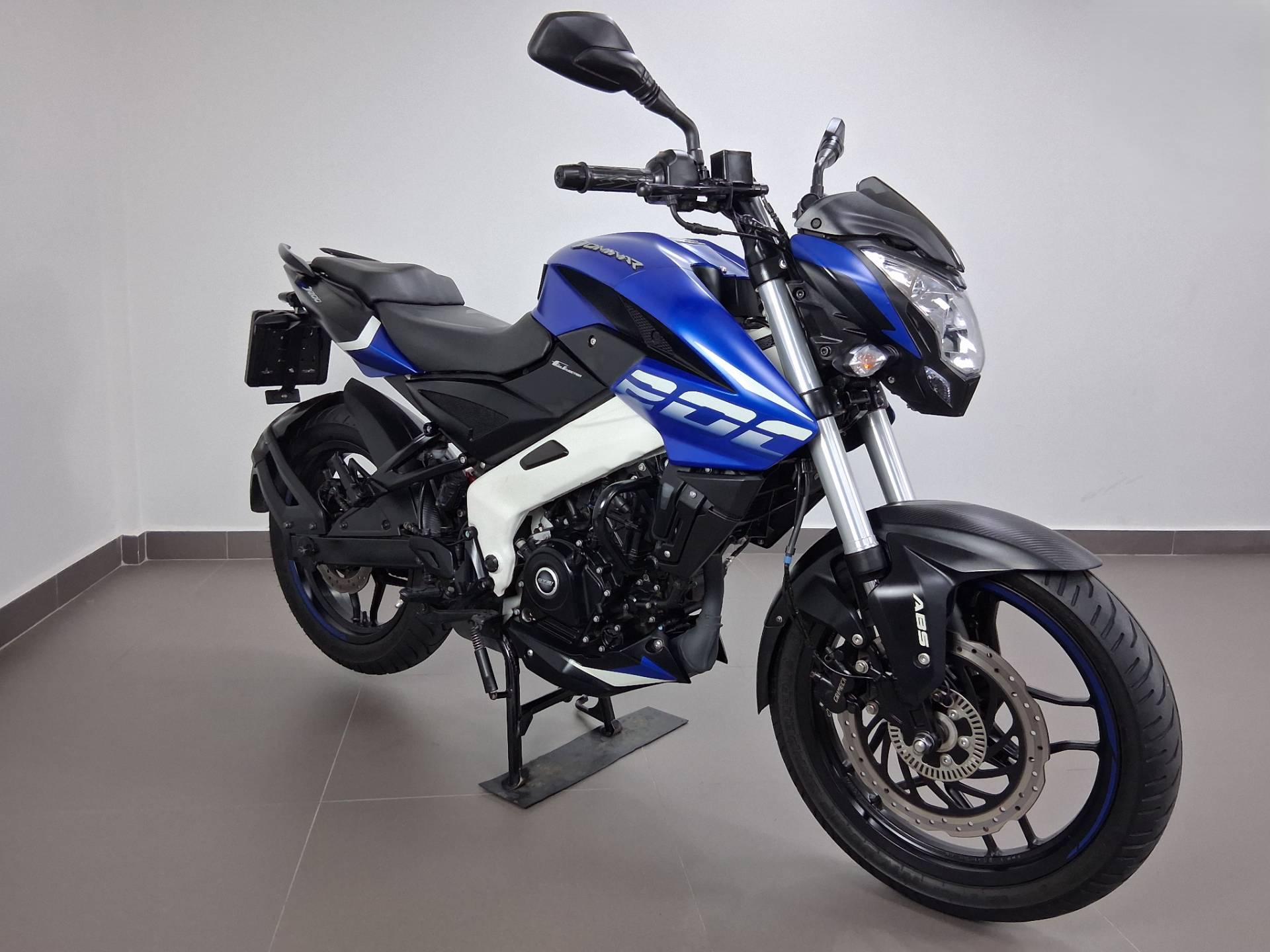 BAJAJ DOMINAR 200