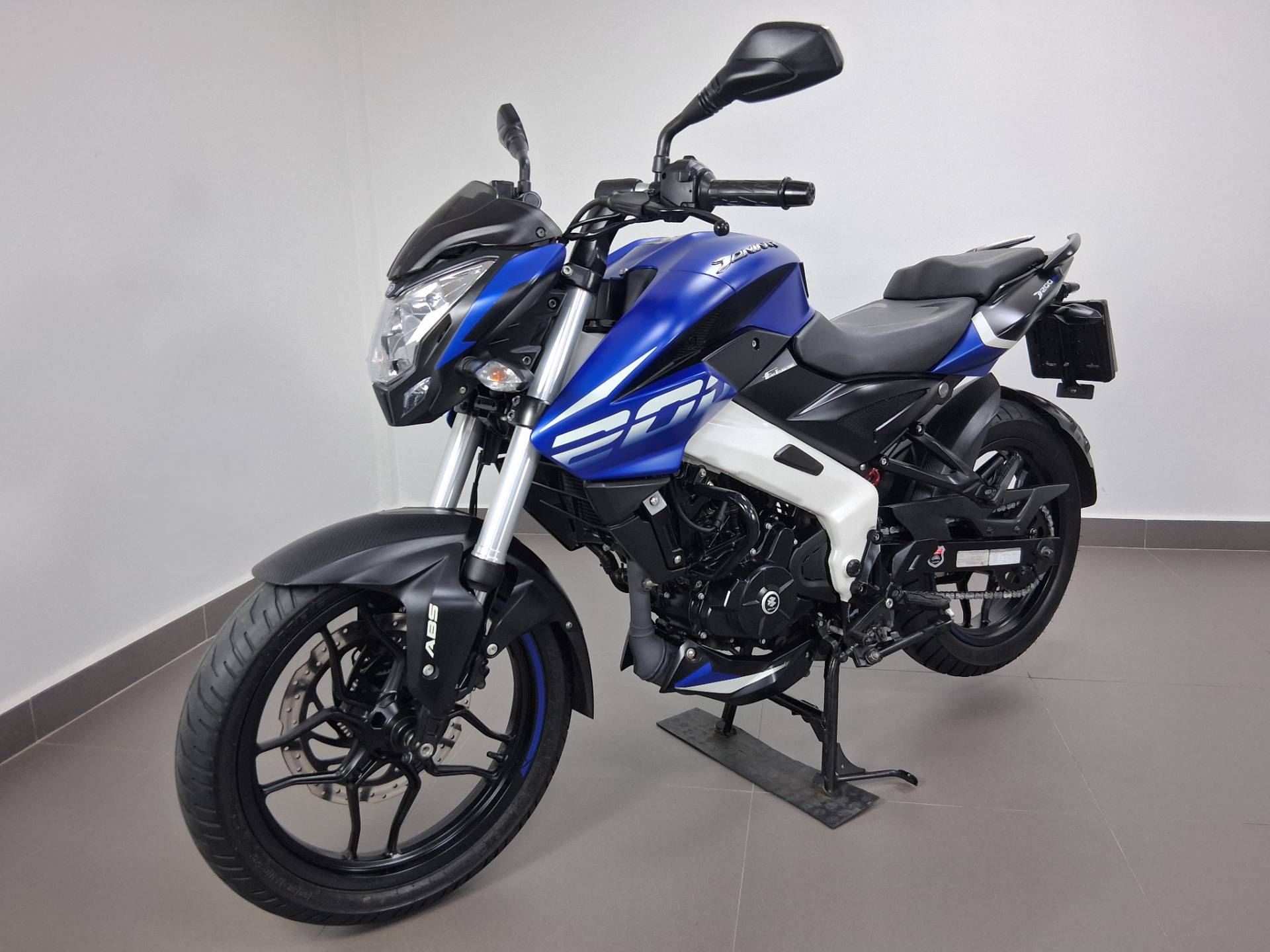 BAJAJ DOMINAR 200
