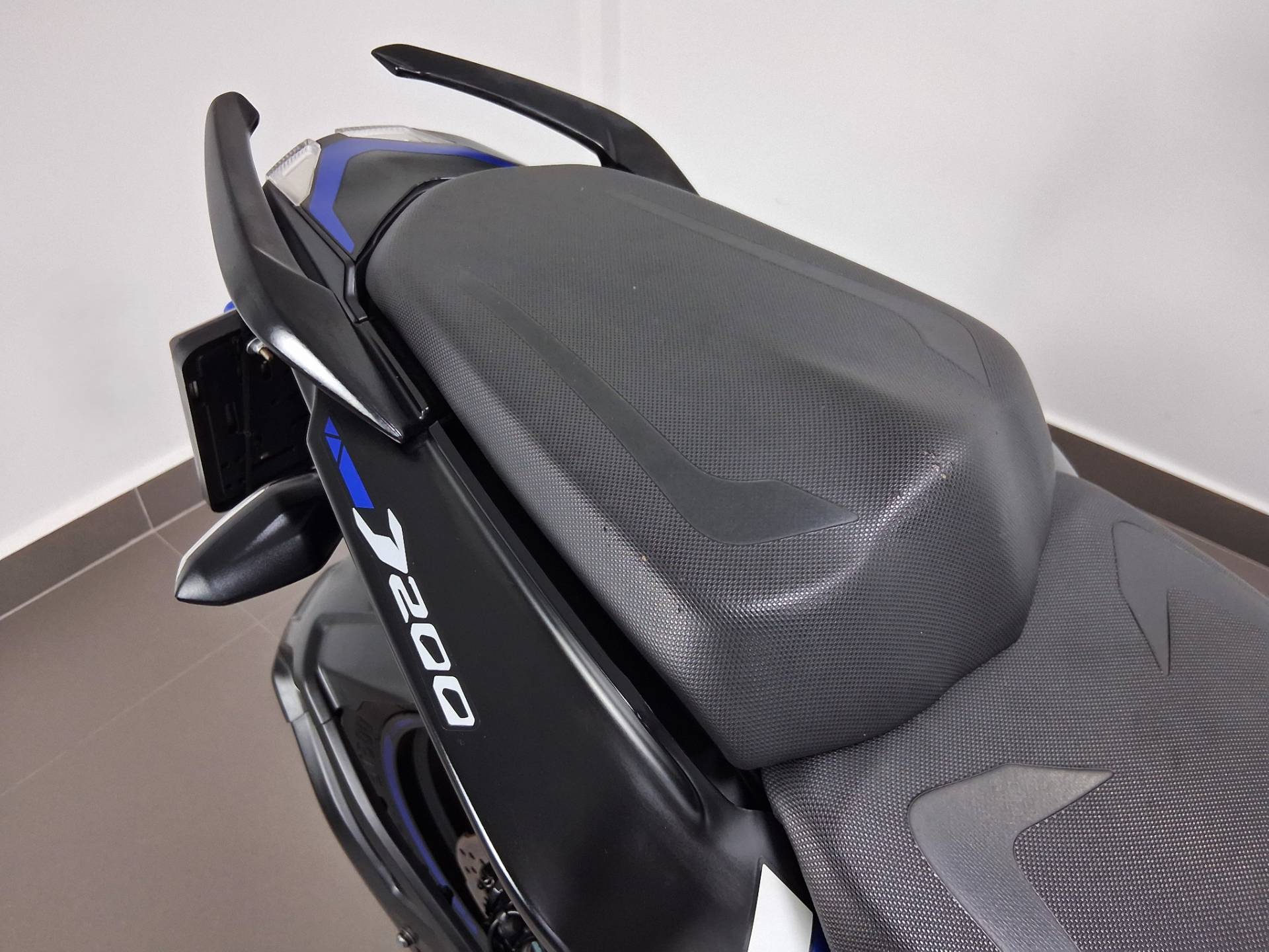 BAJAJ DOMINAR 200