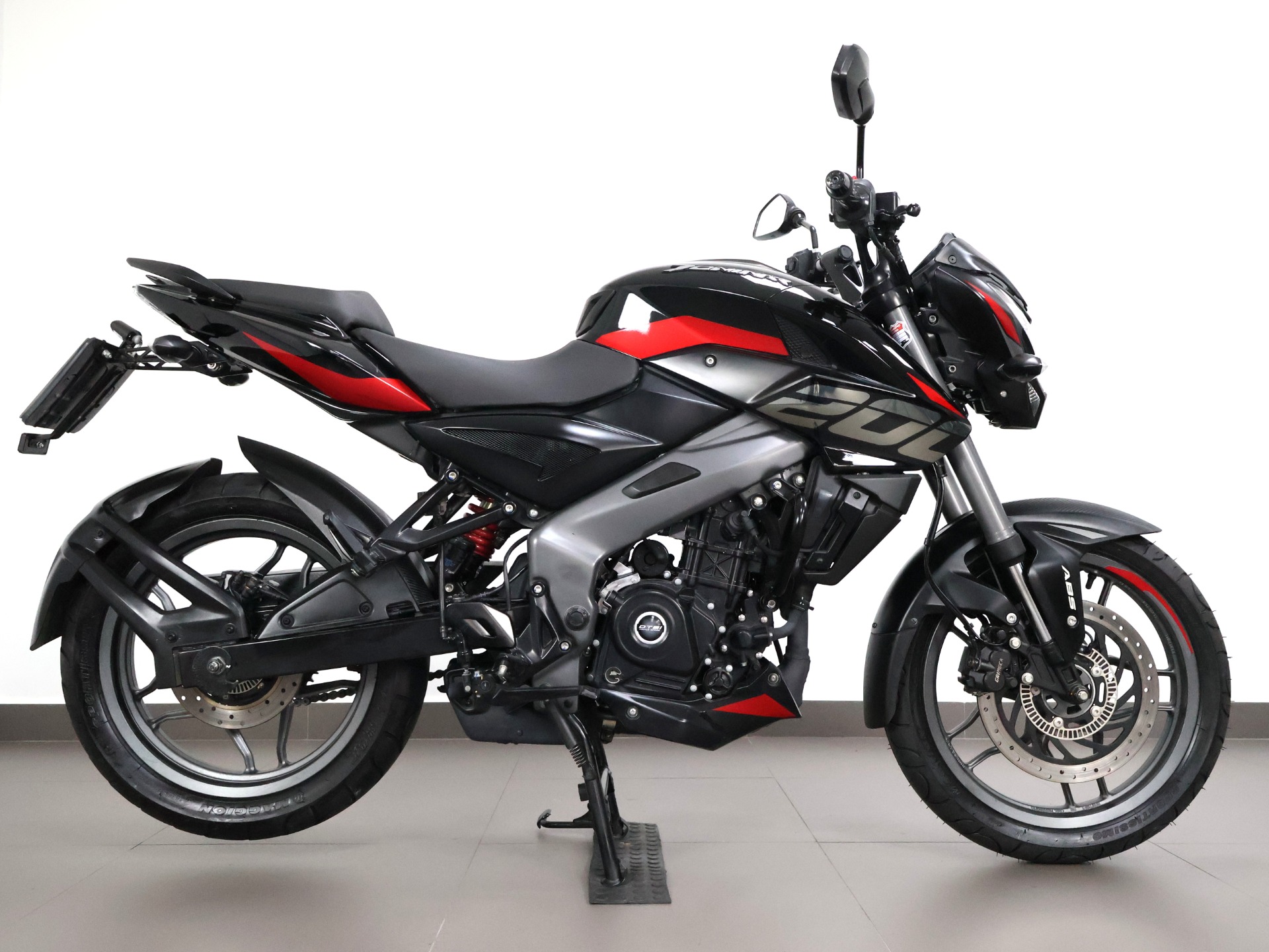 BAJAJ DOMINAR 200