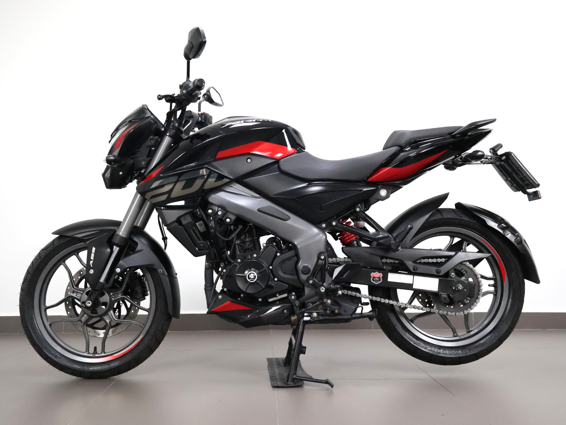 BAJAJ DOMINAR 200