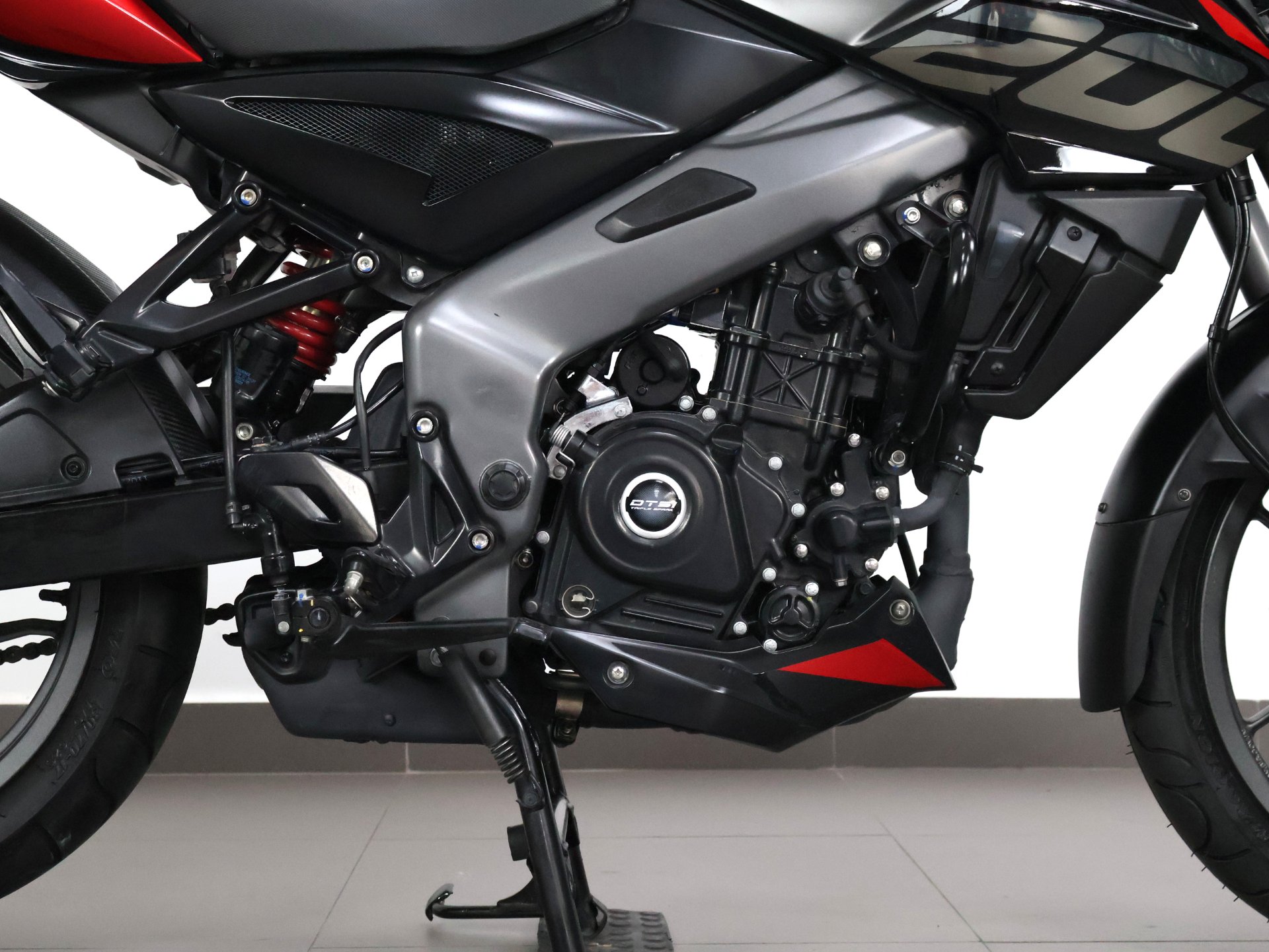 BAJAJ DOMINAR 200
