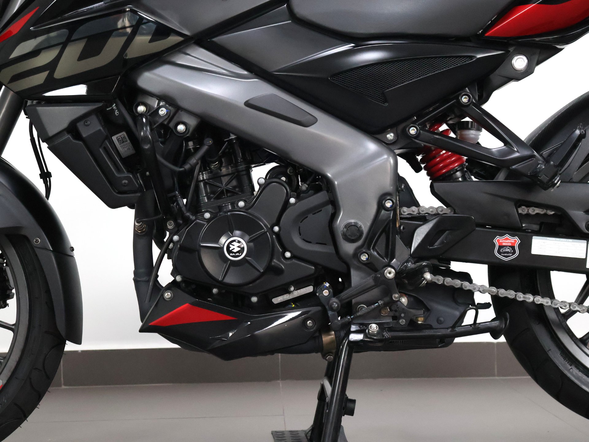 BAJAJ DOMINAR 200
