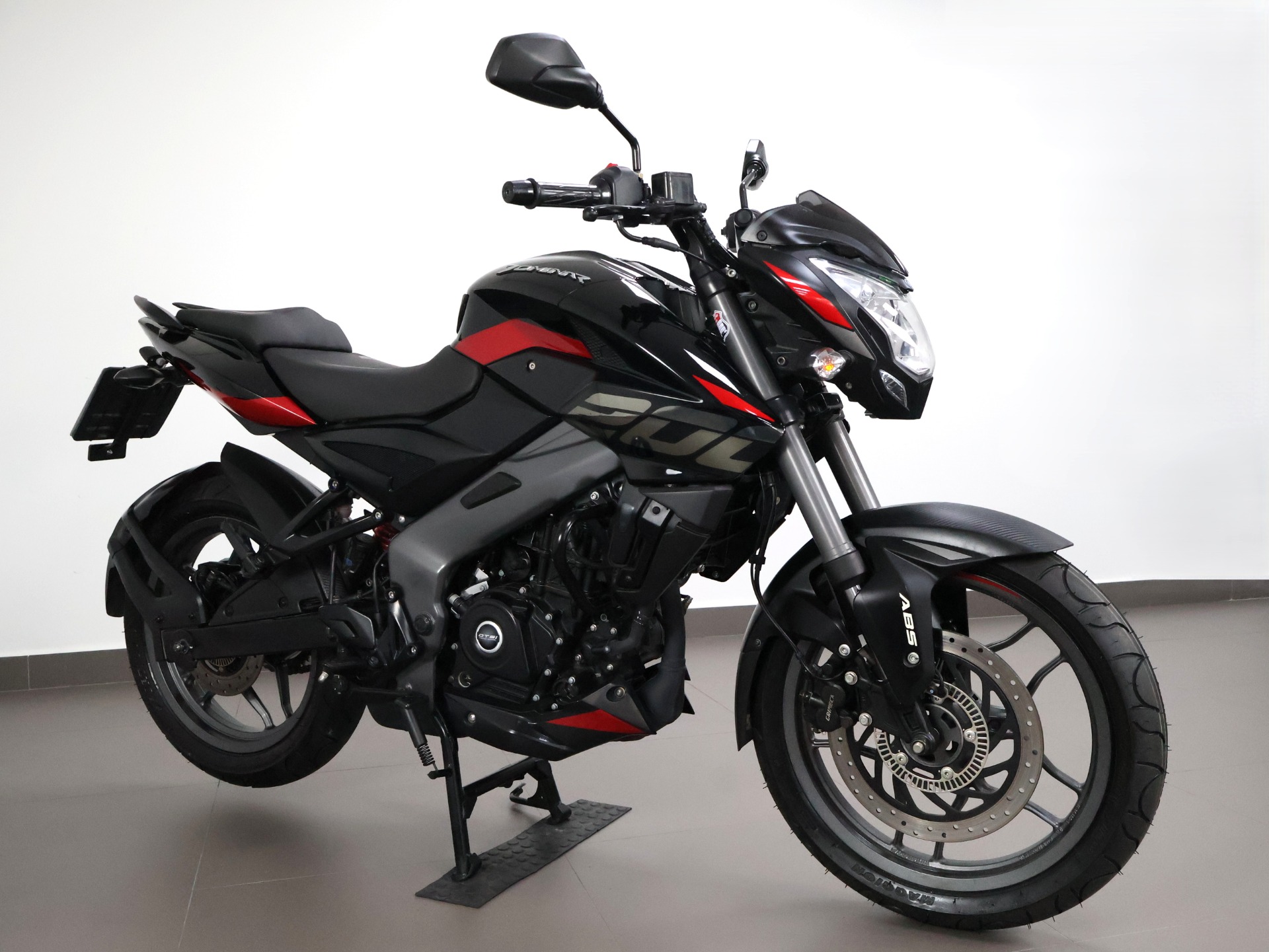 BAJAJ DOMINAR 200