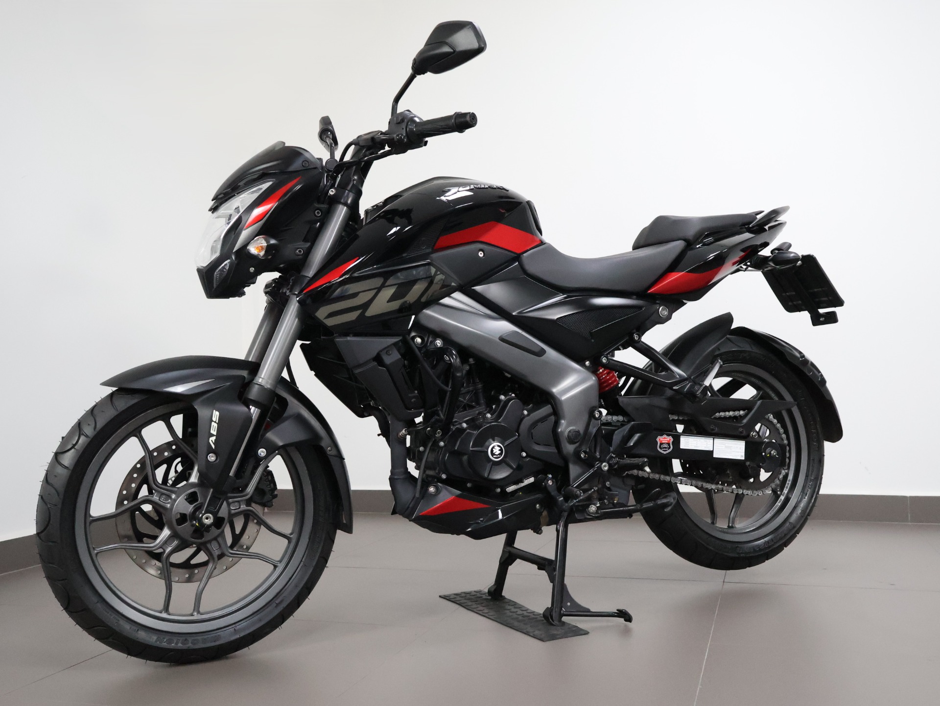 BAJAJ DOMINAR 200