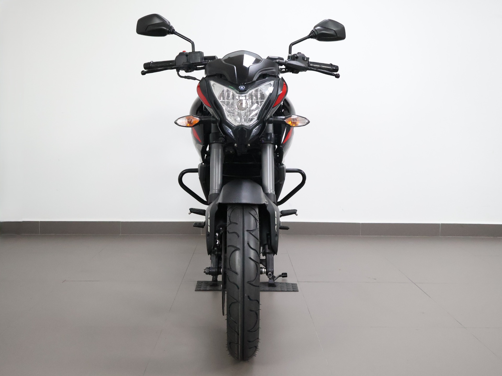 BAJAJ DOMINAR 200