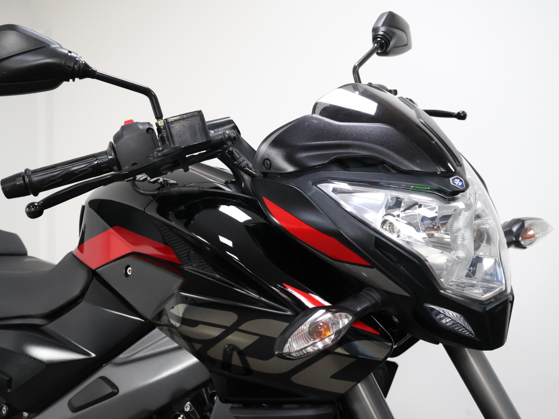 BAJAJ DOMINAR 200