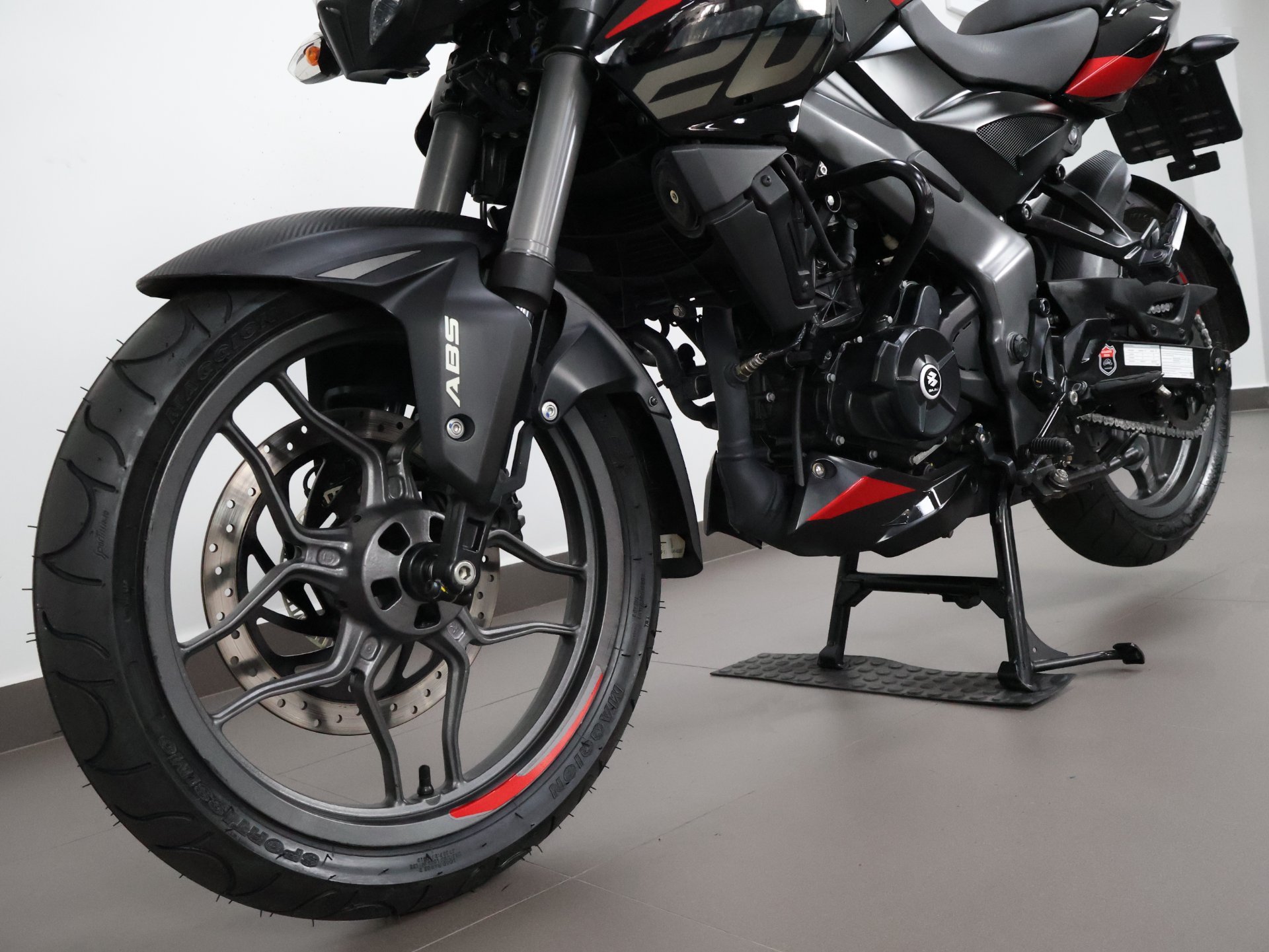 BAJAJ DOMINAR 200