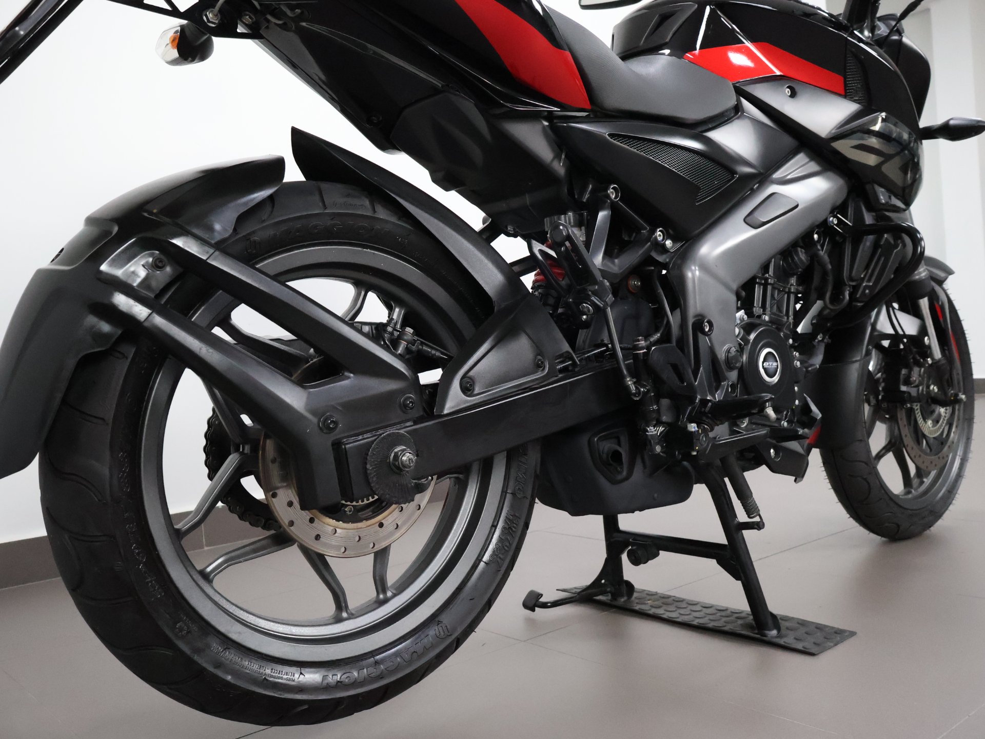 BAJAJ DOMINAR 200