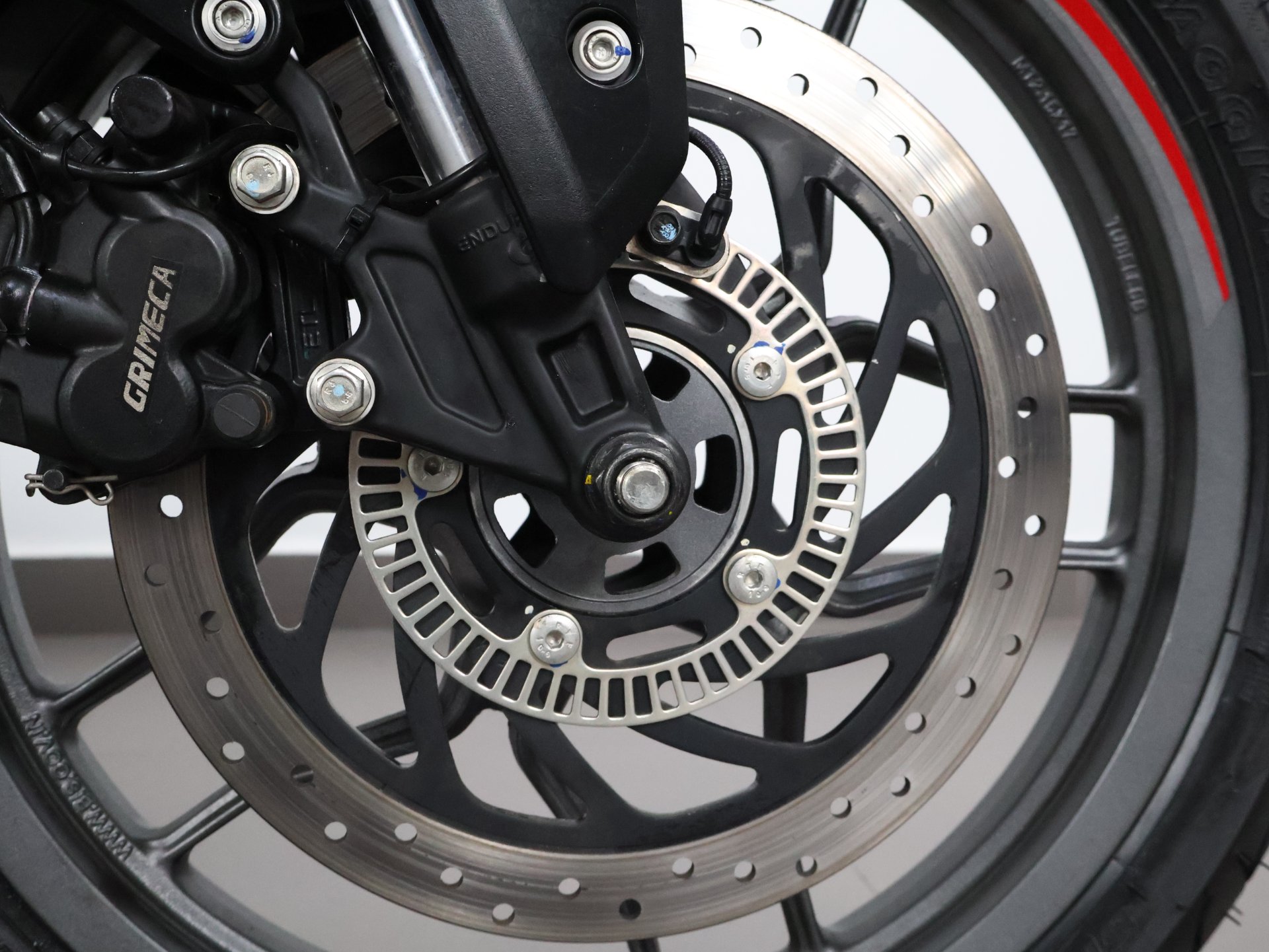 BAJAJ DOMINAR 200