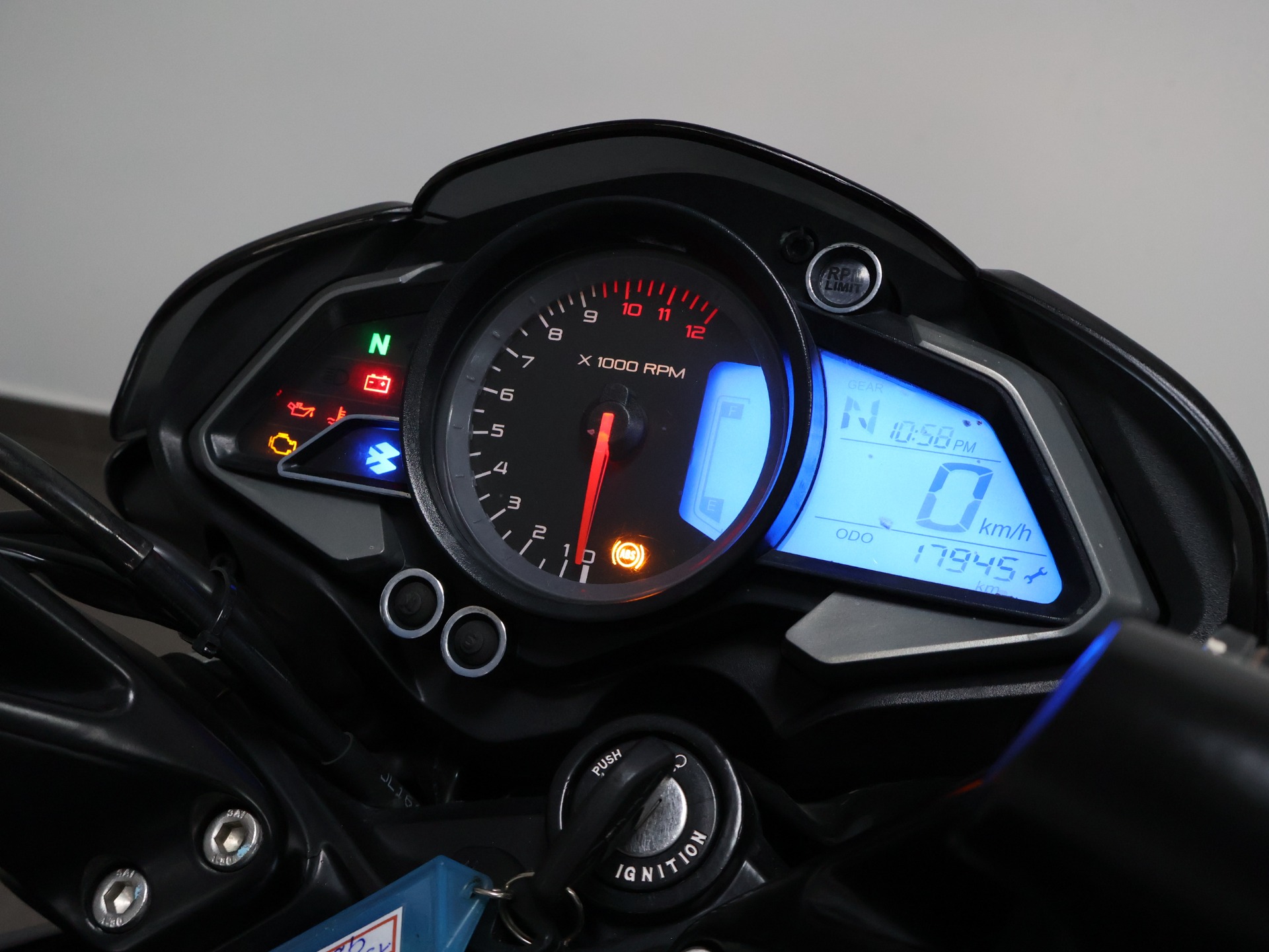 BAJAJ DOMINAR 200