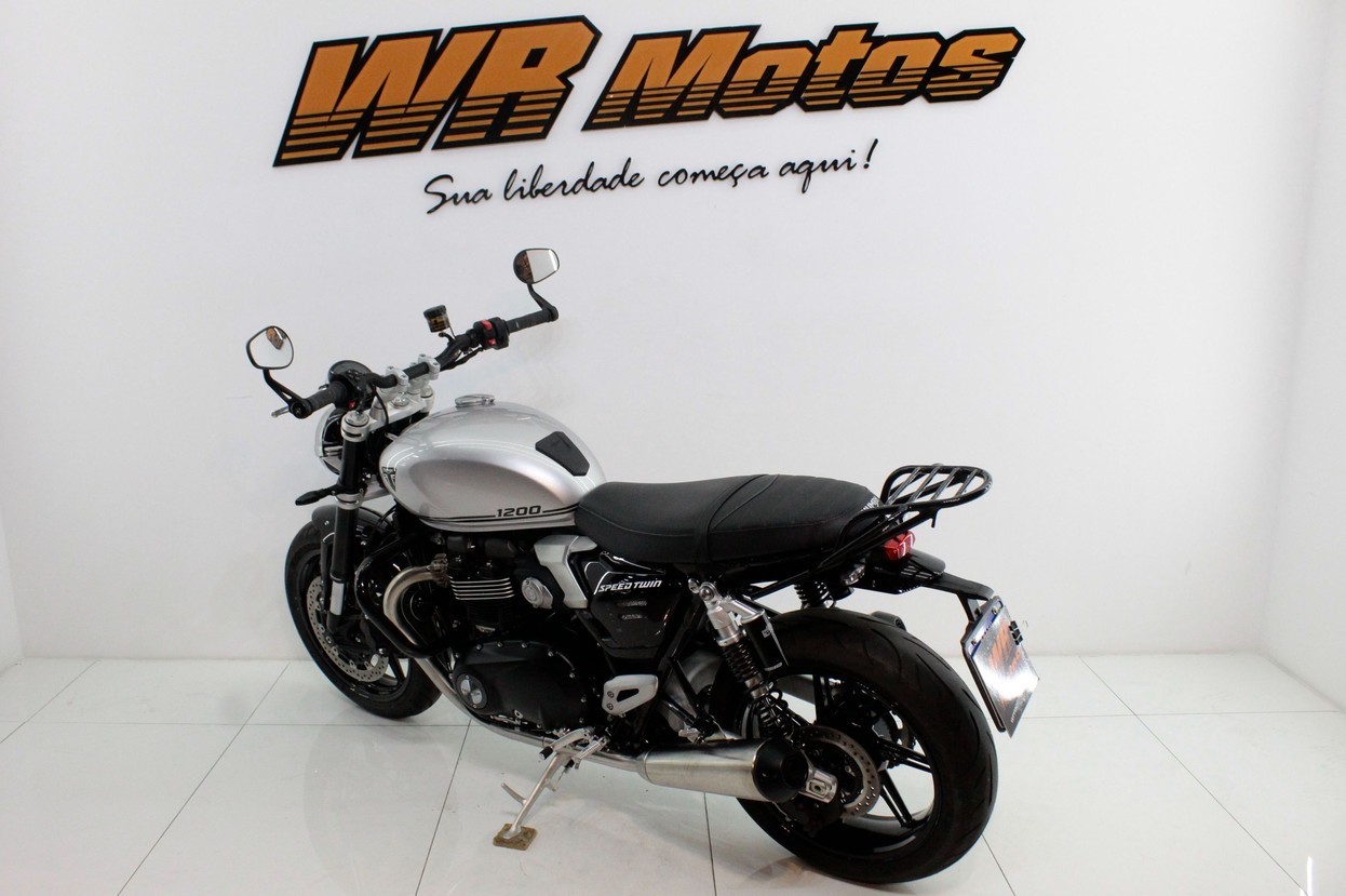 TRIUMPH SPEED TWIN 