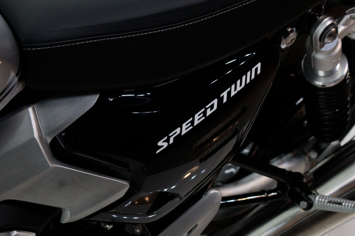 TRIUMPH SPEED TWIN 