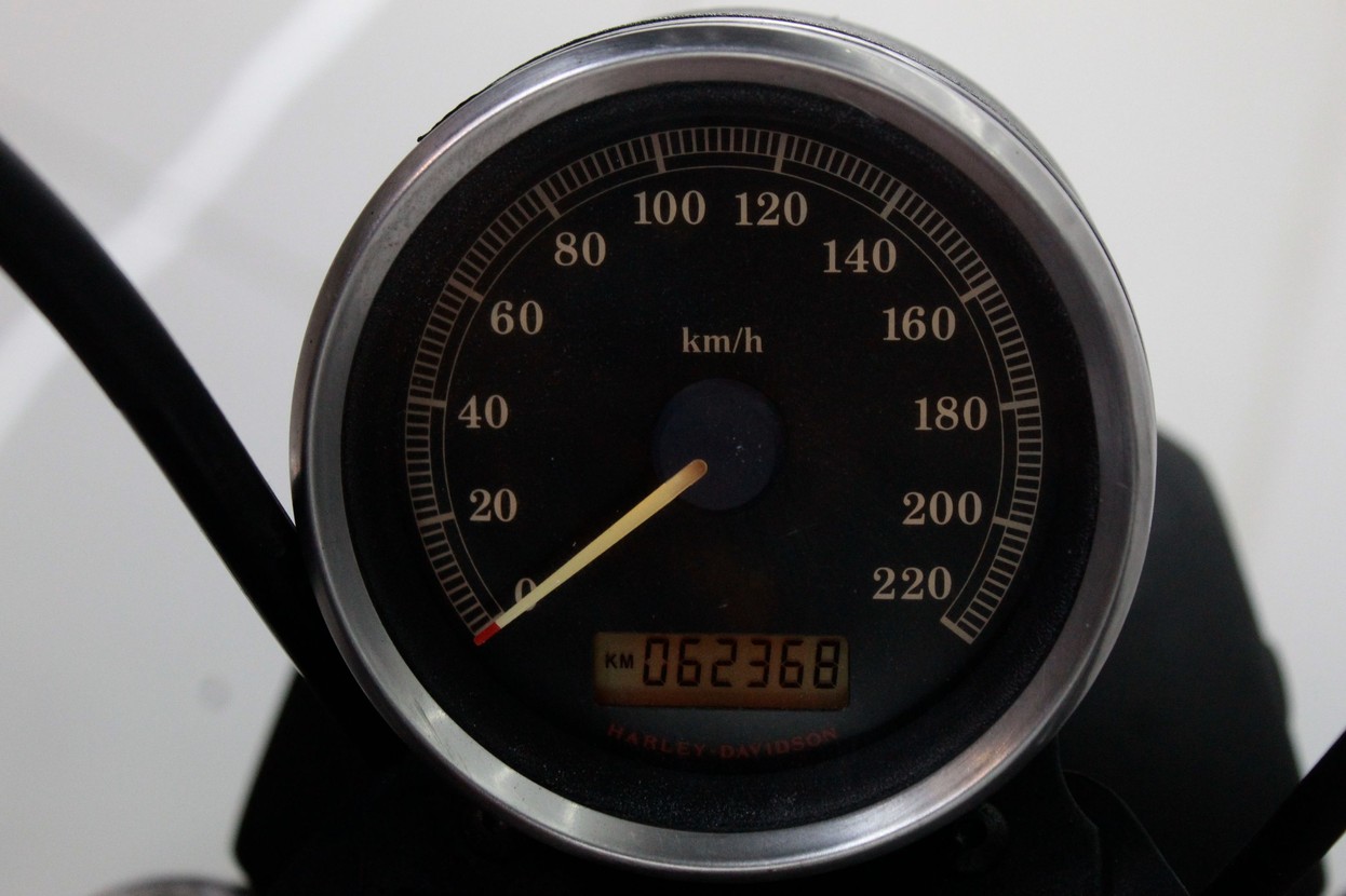 HARLEY-DAVIDSON SPORTSTER XL 883 R